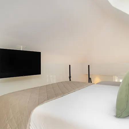 Daire Whome Trendy Cedofeita Loft - Luxe & Light-filled *