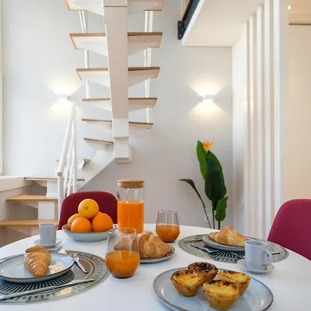 Whome Trendy Cedofeita Loft - Luxe & Light-filled Daire
